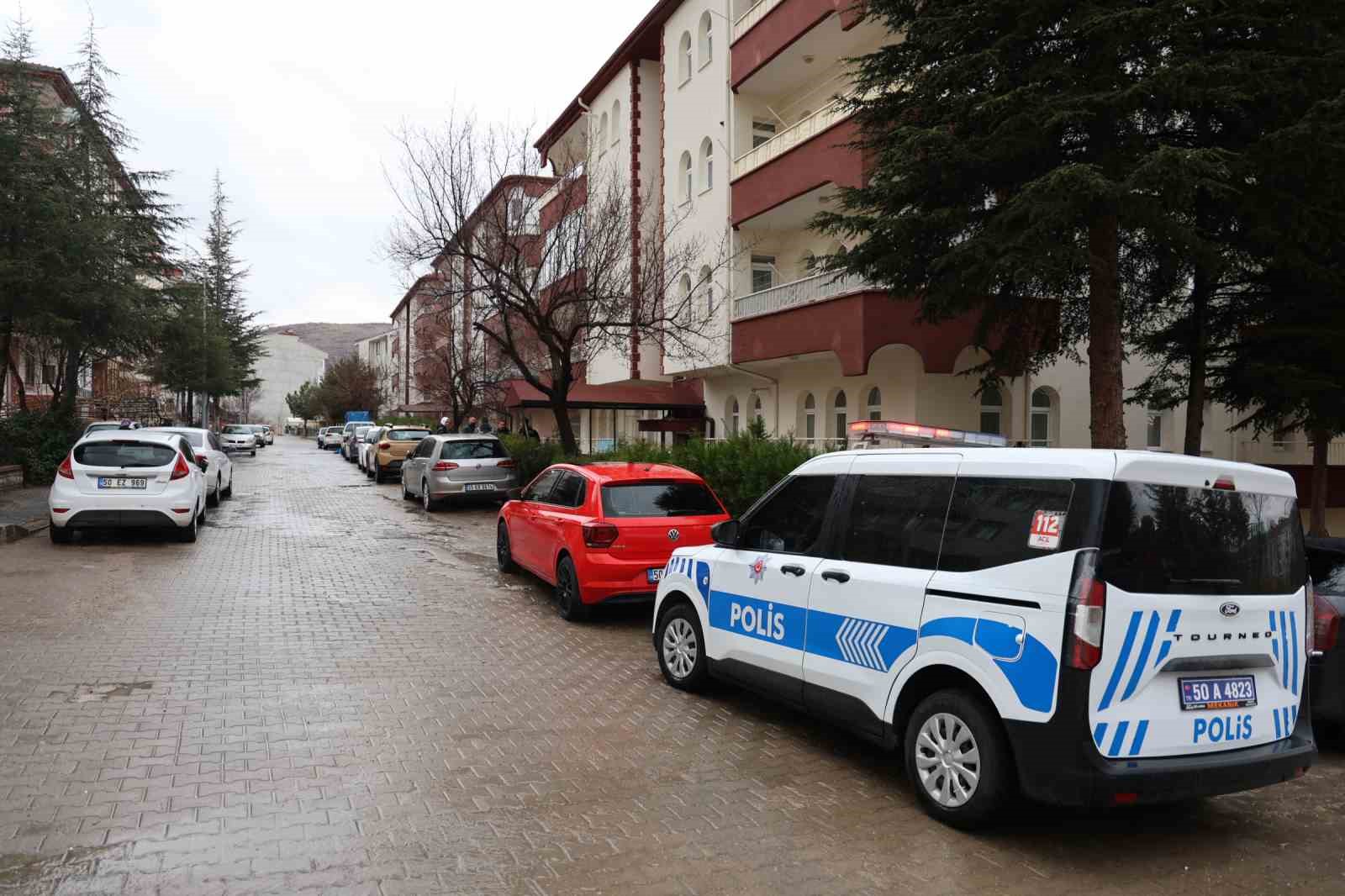 Eşini bıçaklayıp kaçtı, Niğde’de kaza yapınca yakalandı
