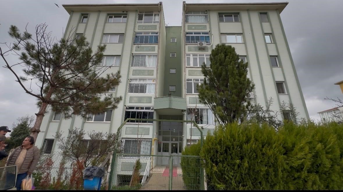 Eşini ve kızını öldürüp, diğer kızını yaraladıktan sonra intihar eden emekli uzman çavuşun psikolojisinin bozuk olduğu iddiası
Eşini ve kızını öldürüp, diğer kızını yaraladıktan sonra intihar eden emekli uzman çavuşun psikolojisinin bozuk olduğu iddiası