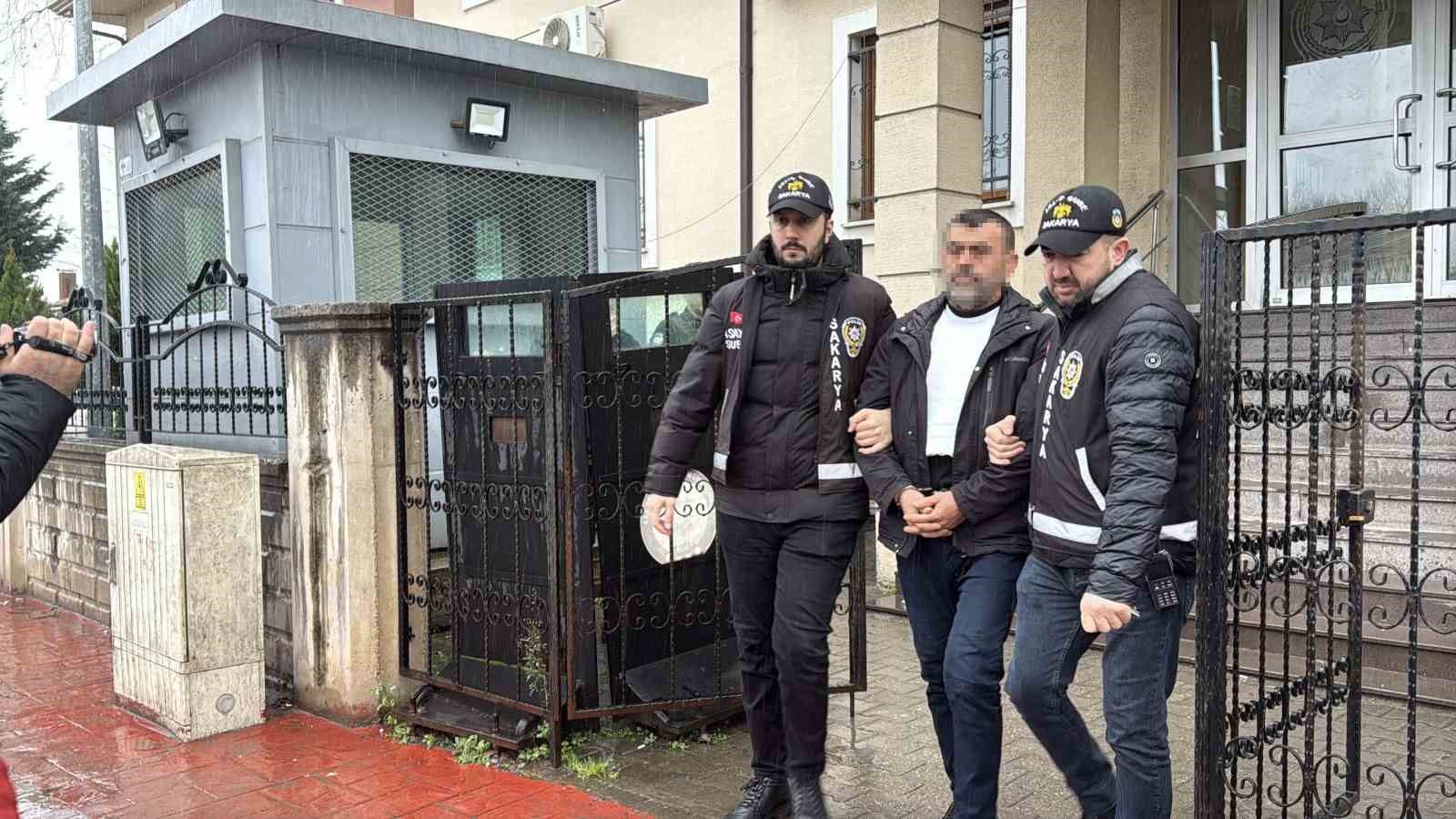 Eşini ve MHP ilçe başkanını öldüren emekli polis tutuklandı
