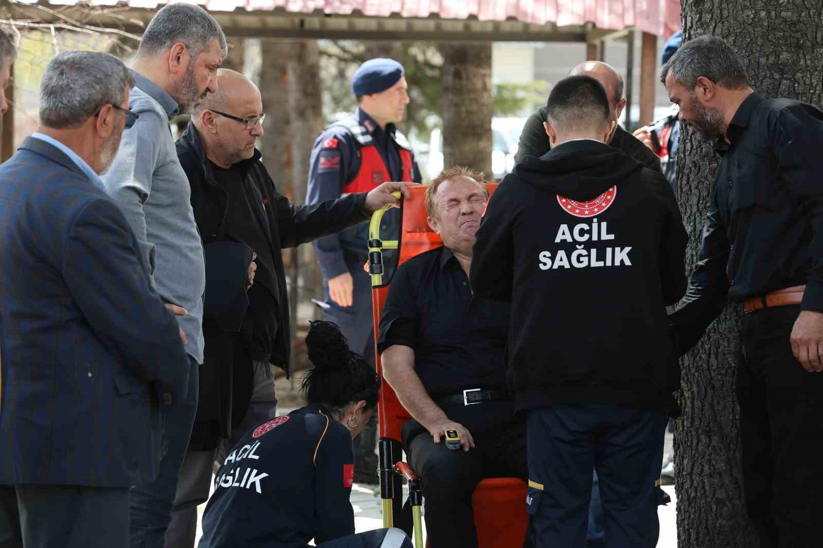 Eşinin cenazesinde fenalaştı, sağlıkçılar müdahale etti
