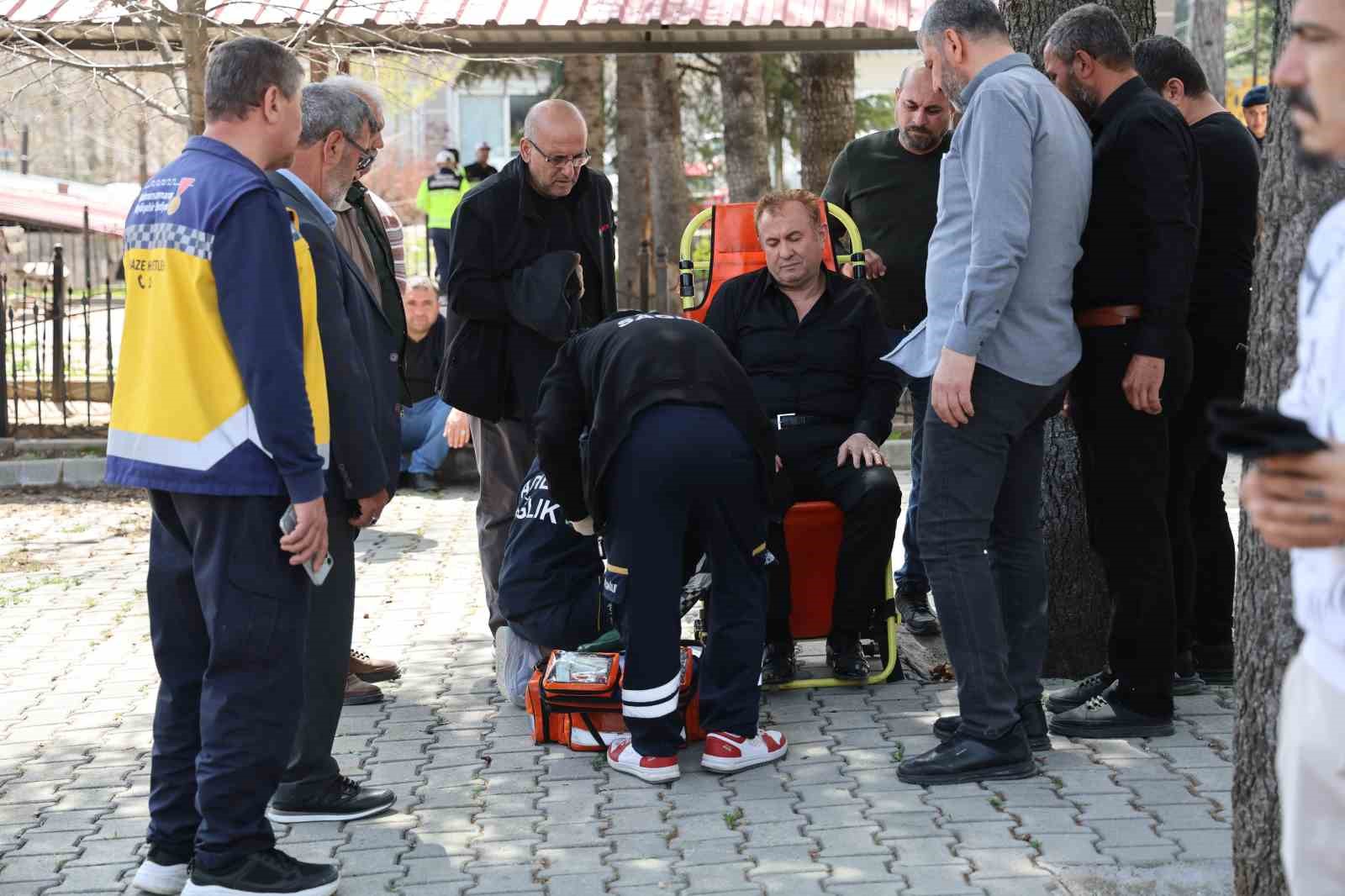 Eşinin cenazesinde fenalaştı, sağlıkçılar müdahale etti
