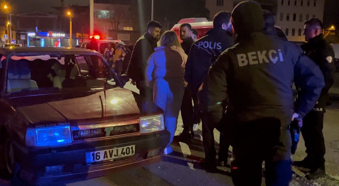 Eşinin yanında darp edildiğini iddia etti, öfkesini aracına zarar verip çıkardı...
