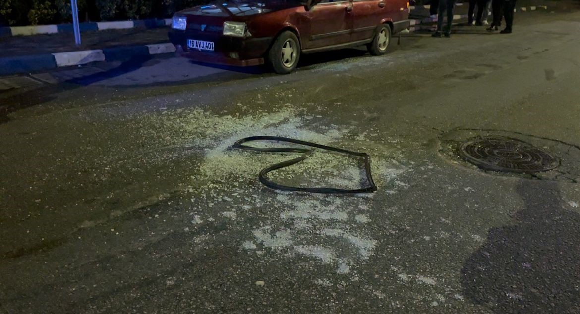 Eşinin yanında darp edildiğini iddia etti, öfkesini aracına zarar verip çıkardı...
