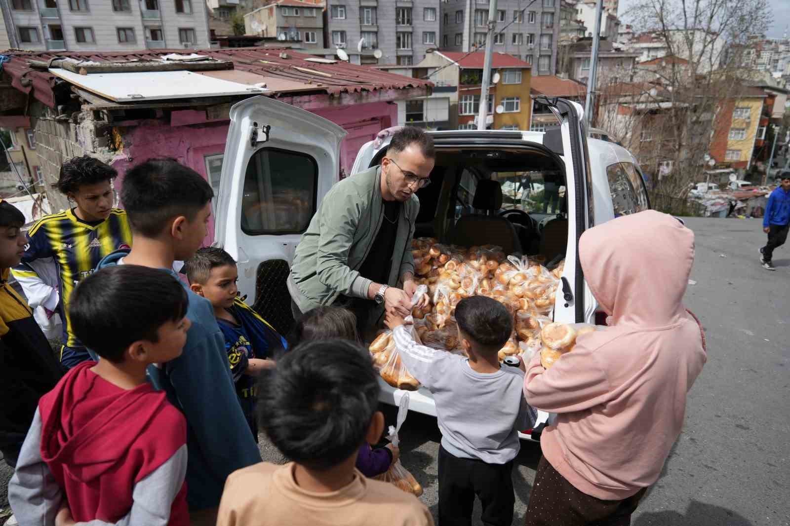 Eşiyle birlikte yaptığı poğaçalarla insanlara umut oluyor
