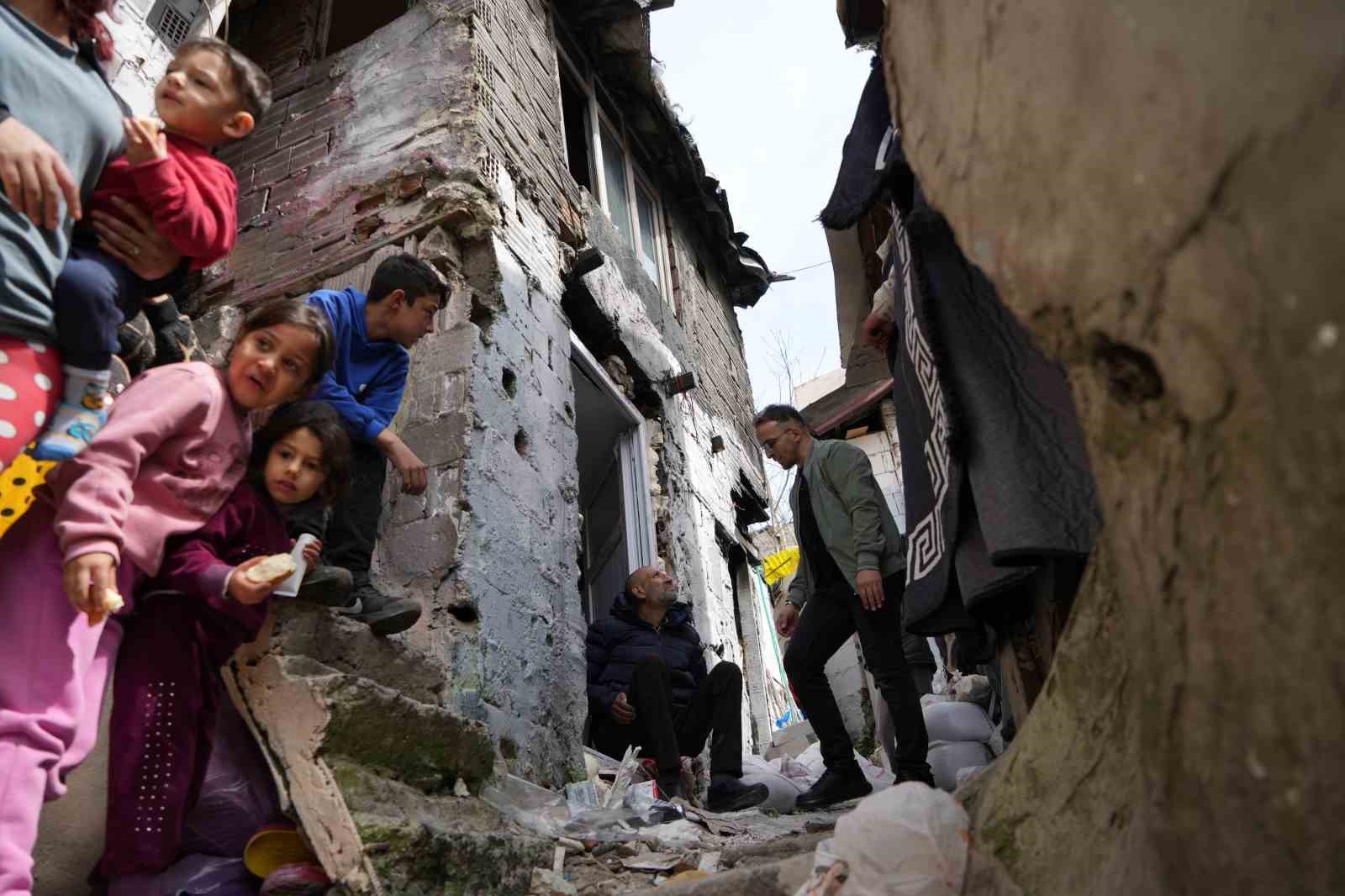 Eşiyle birlikte yaptığı poğaçalarla insanlara umut oluyor
