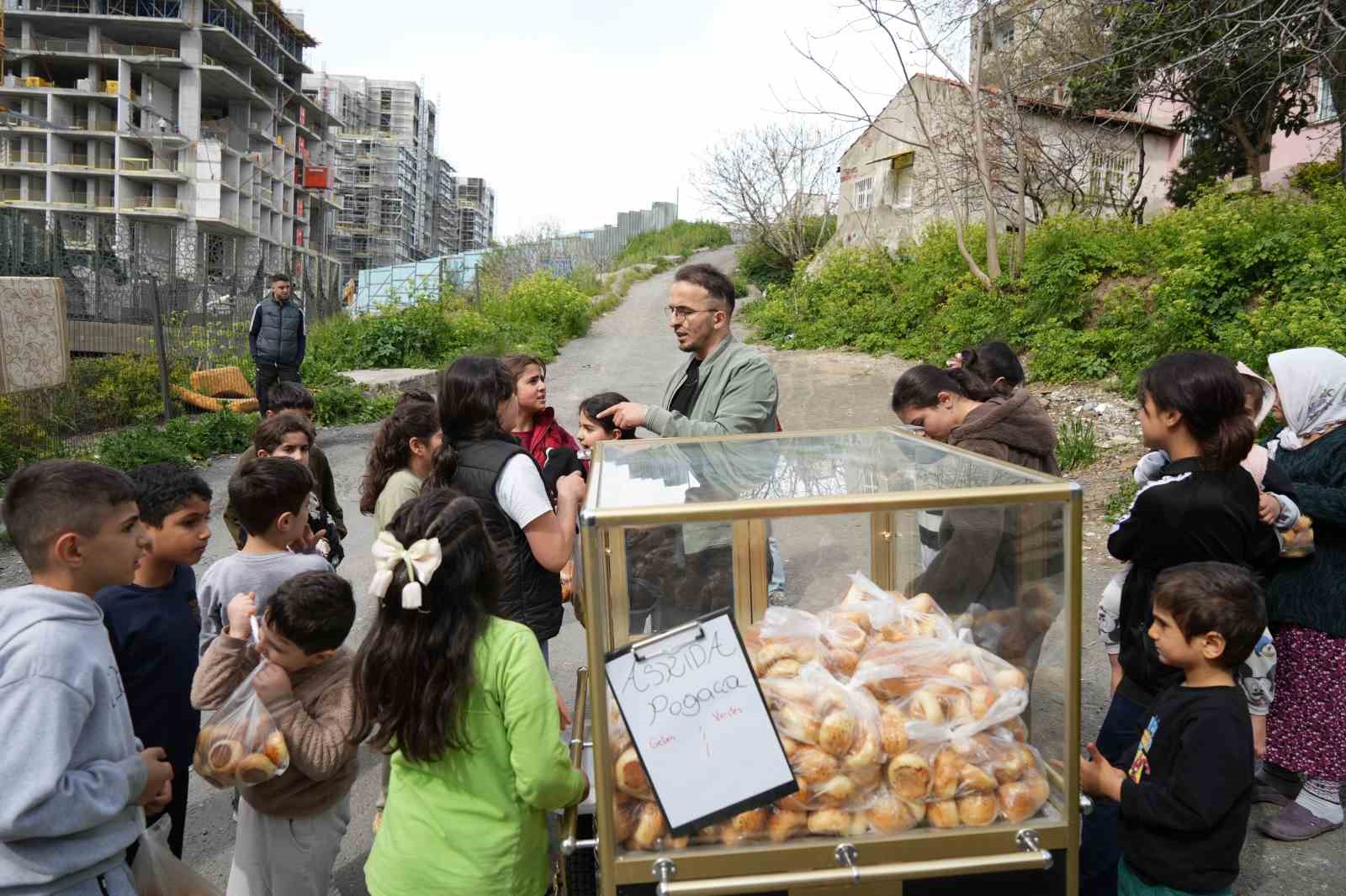 Eşiyle birlikte yaptığı poğaçalarla insanlara umut oluyor

