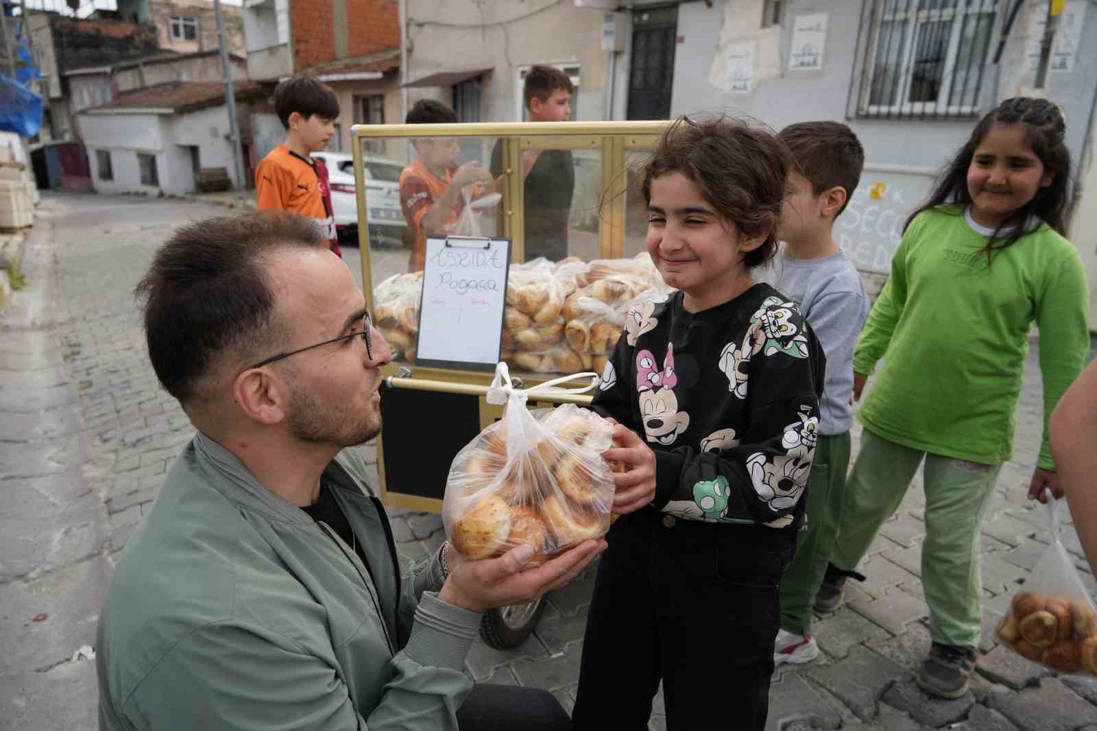 Eşiyle birlikte yaptığı poğaçalarla insanlara umut oluyor
