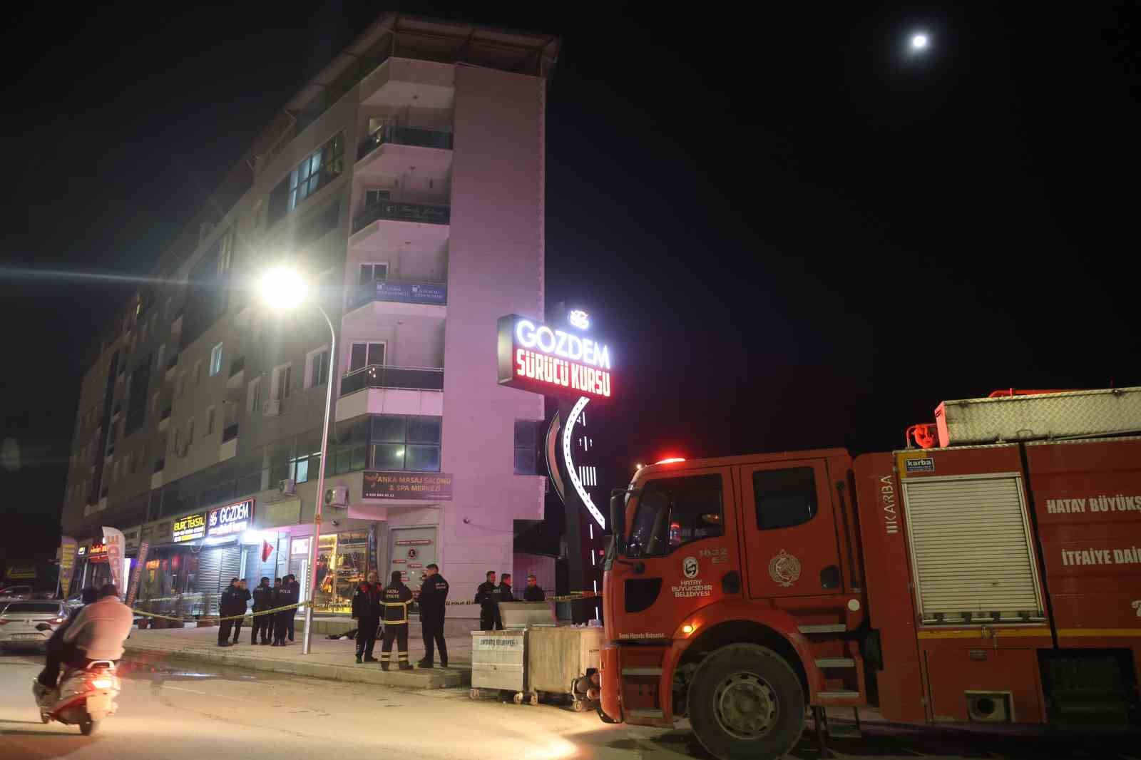 Eşiyle tartışıp camdan atladığı iddia edilen 5 çocuk babası hayatını kaybetti
