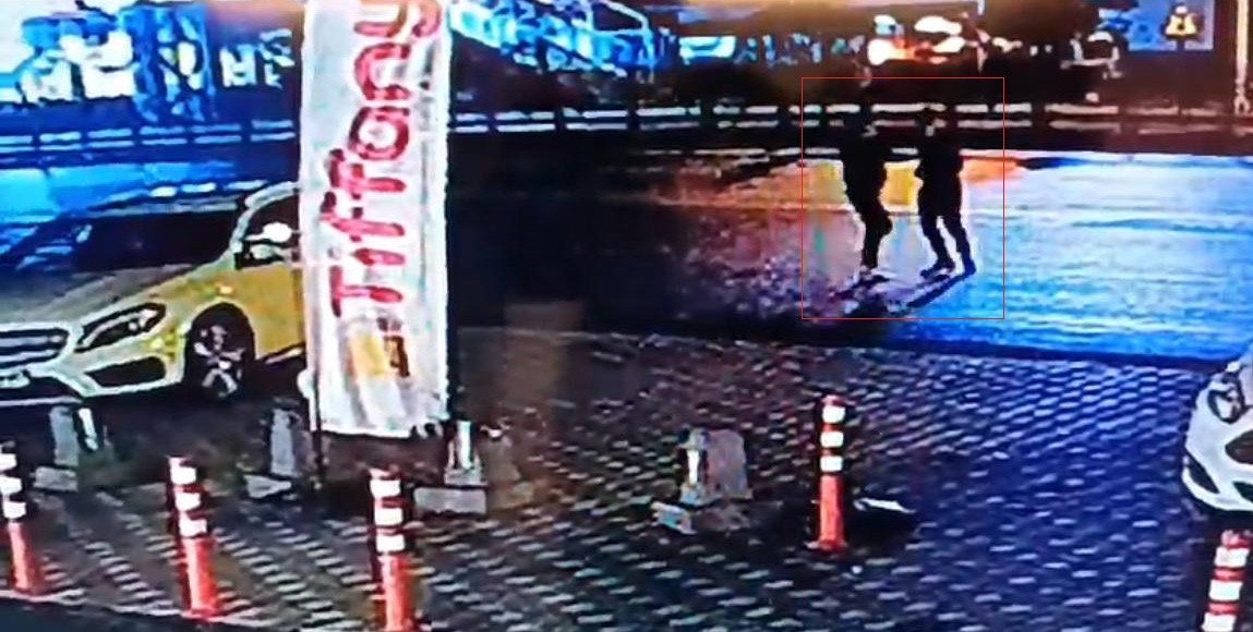 Eşiyle yürüdüğü sırada tanımadığı kişi tarafından bıçaklandı
Eşiyle yürüdüğü sırada tanımadığı kişi tarafından bıçaklandı