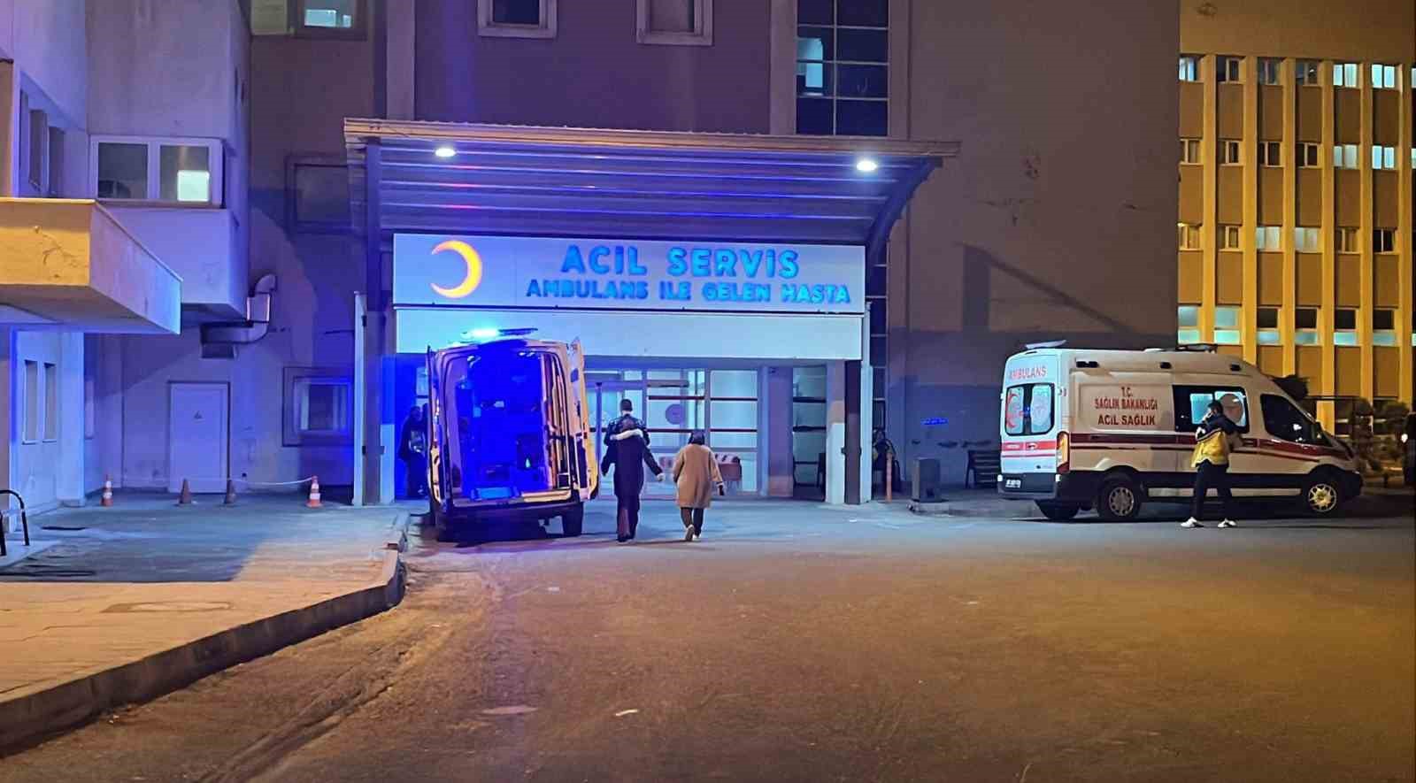 Eşiyle yürüdüğü sırada tanımadığı kişi tarafından bıçaklandı
Eşiyle yürüdüğü sırada tanımadığı kişi tarafından bıçaklandı