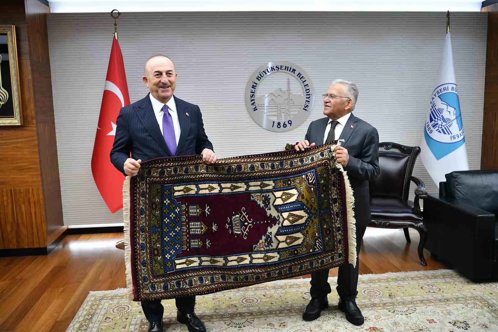 Eski bakan Çavuşoğlu: "Kayseri, dünyaya örnek bir şehir"
