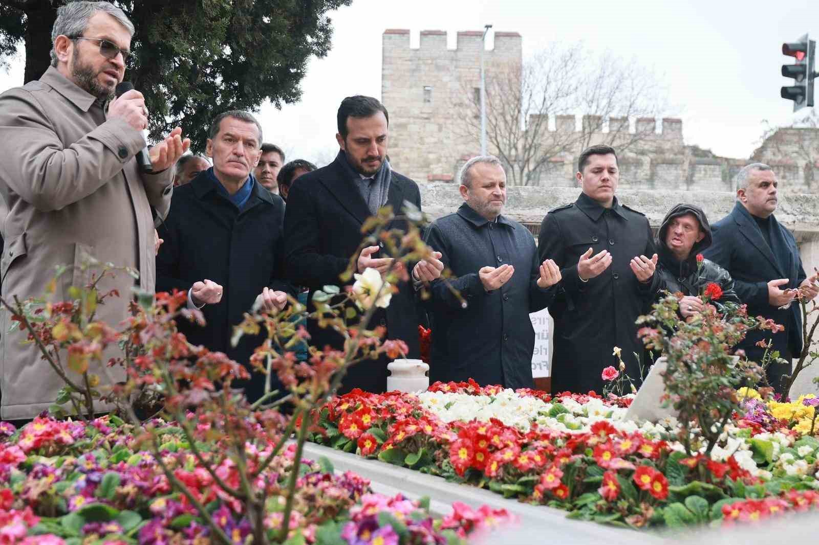 Eski Başbakan Necmettin Erbakan’ı kabri başında anıldı
