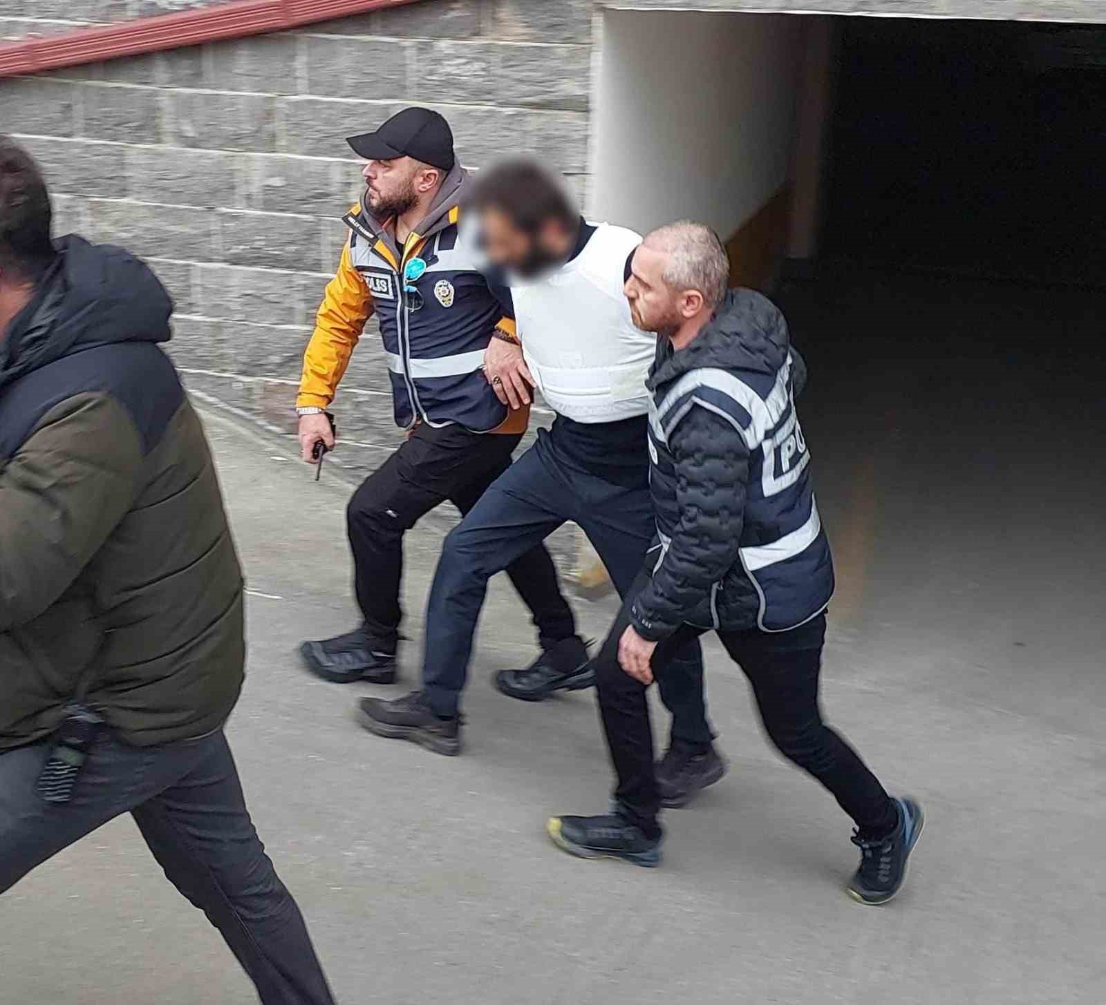 Eski belediye başkan yardımcısının katil zanlısı tutuklandı
Eski belediye başkan yardımcısının katil zanlısı tutuklandı