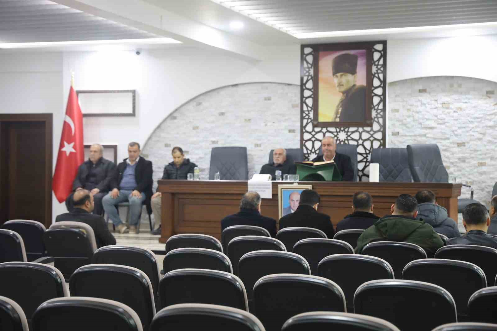 Eski belediye başkanını oğlu baltayla öldürdü
