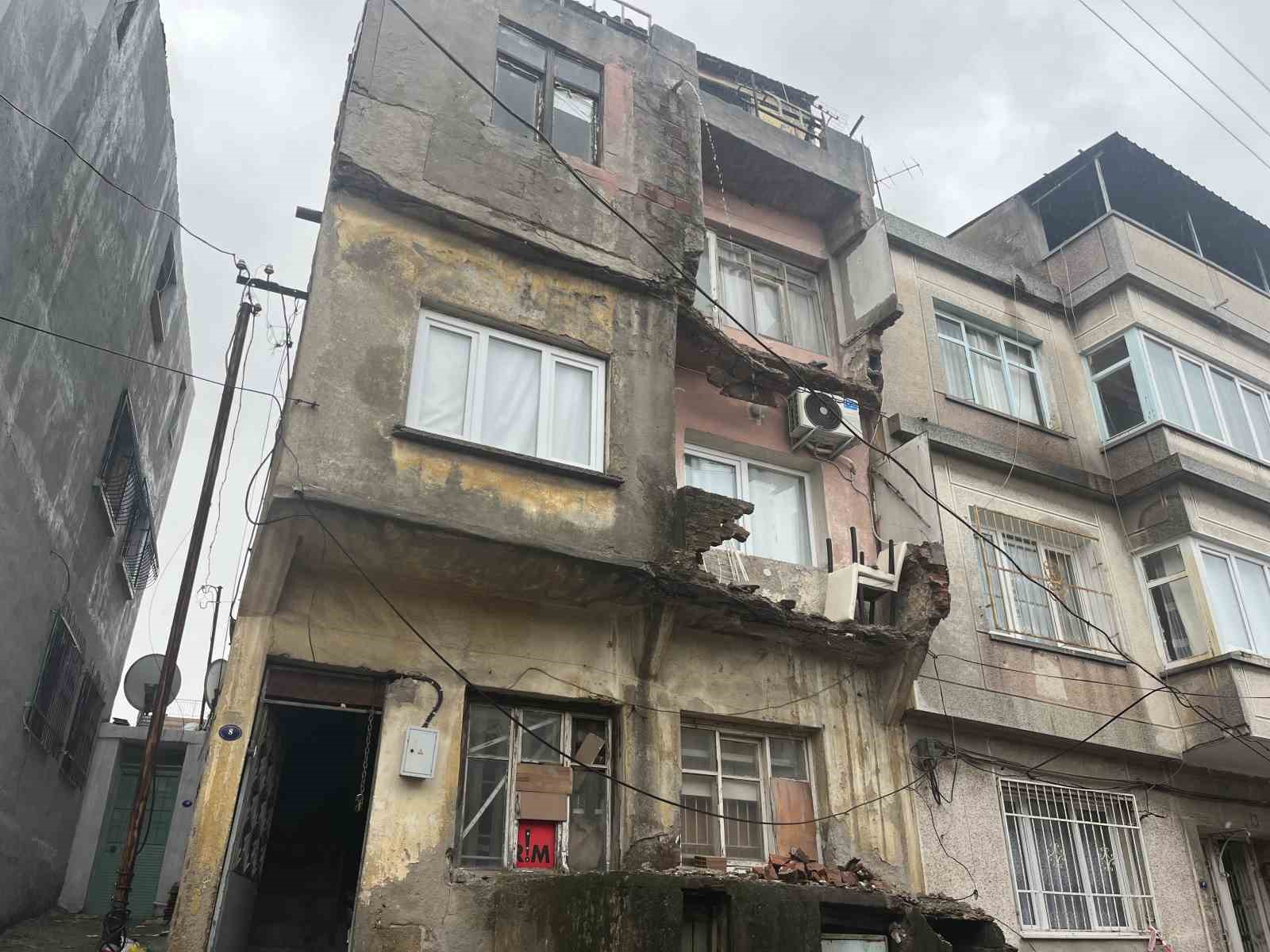 Eski binanın balkonundan düşen beton parçaları bir otomobili kullanılamayacak hale getirdi
