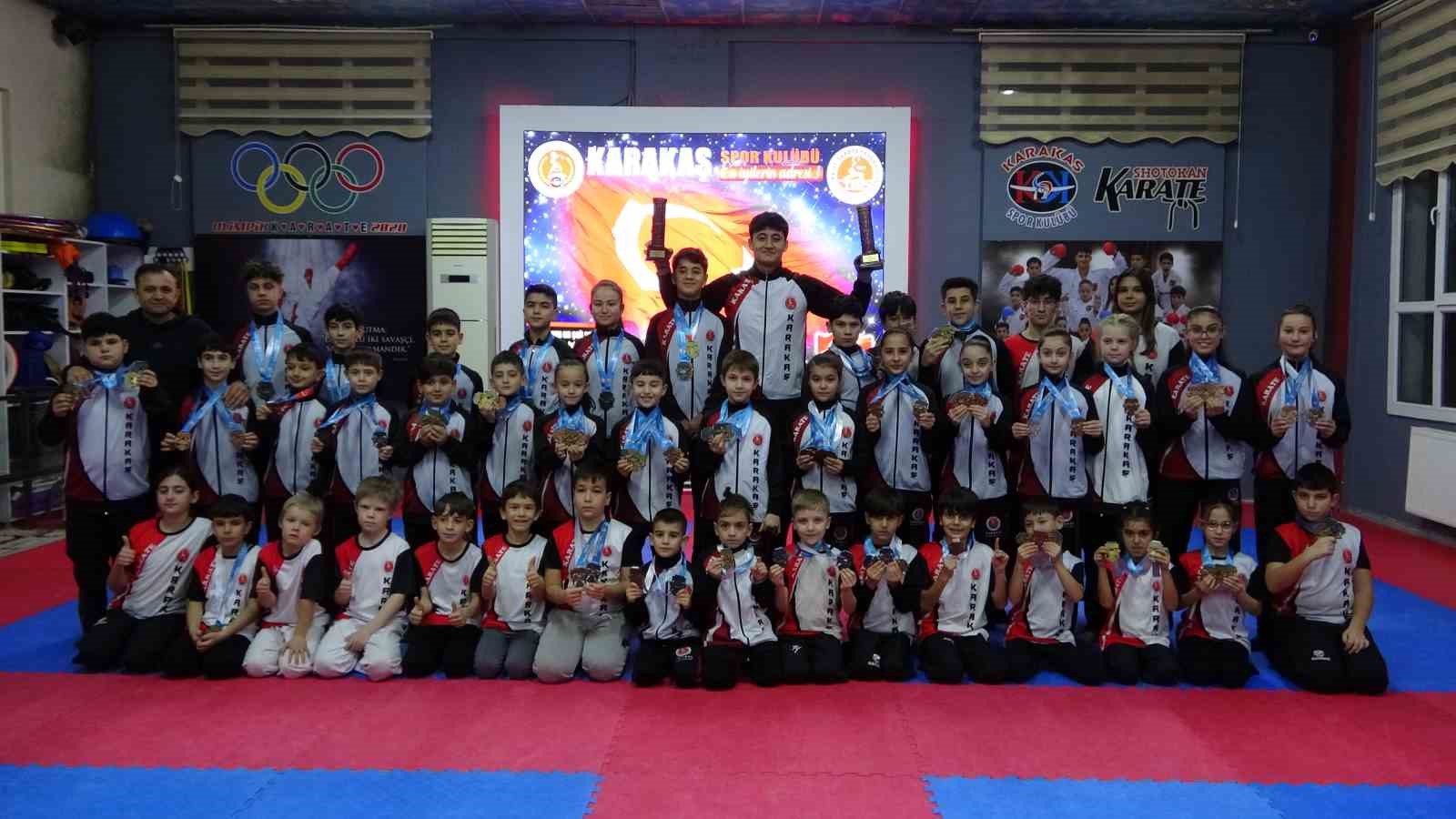 Eski boksör babanın minik sporcu çocukları karatede Türkiye zirvesine çıktı
