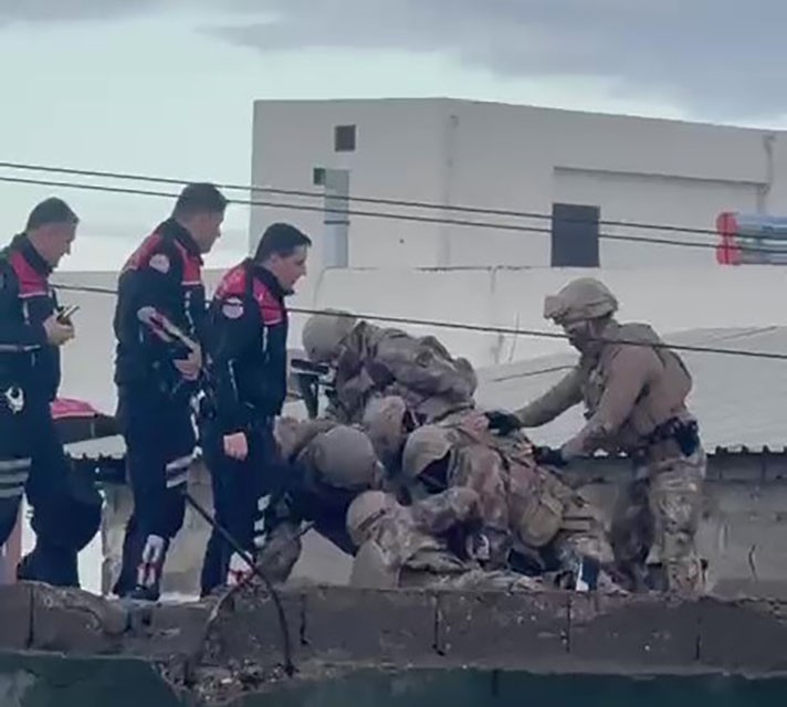 Eski çalıştığı iş yerini basıp 4 kişiyi vuran şahıs çatıda yakalandı
