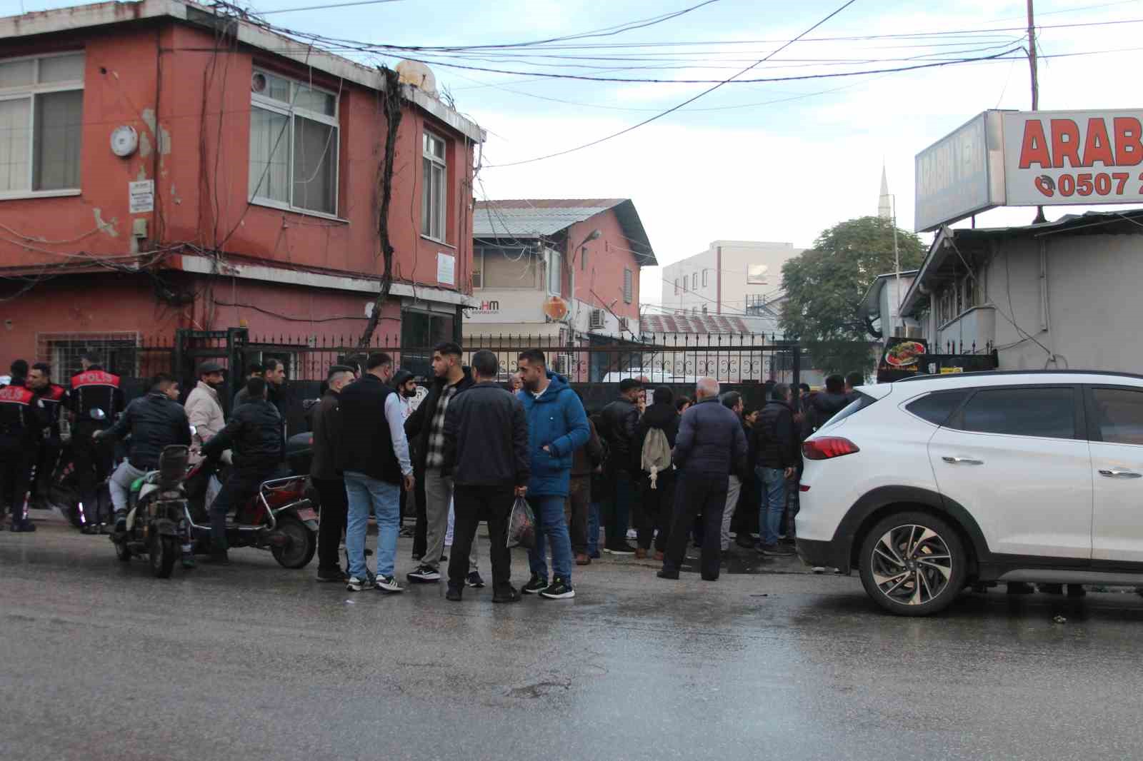 Eski çalıştığı iş yerini basıp 4 kişiyi vuran şahıs çatıda yakalandı
