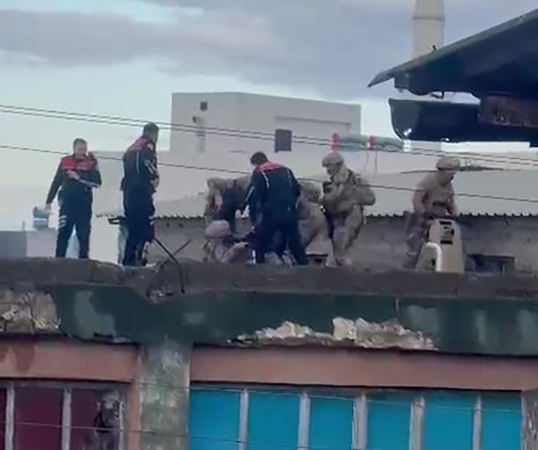 Eski çalıştığı iş yerini basıp 4 kişiyi vuran şahıs çatıda yakalandı
