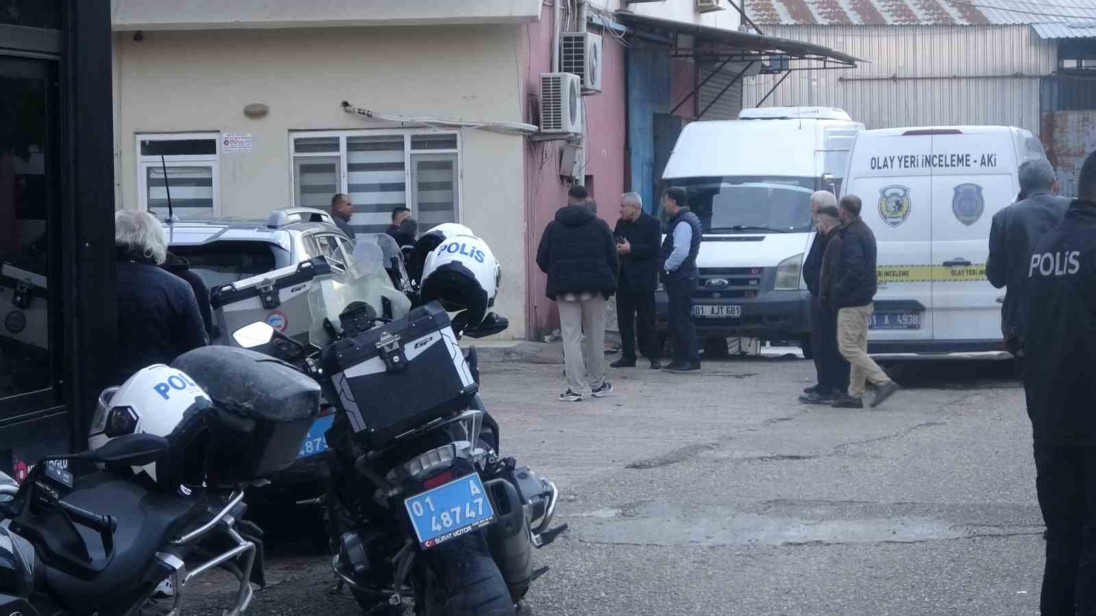 Eski çalıştığı iş yerini basıp 4 kişiyi vuran şahıs çatıda yakalandı
