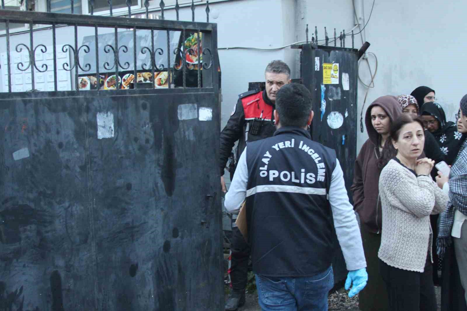 Eski çalıştığı iş yerini basıp 4 kişiyi vuran şahıs çatıda yakalandı
