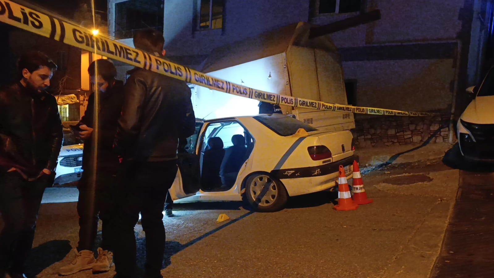 Eski eşinden çocuğunu almaya giden adam, silahla vurularak ağır yaralandı
