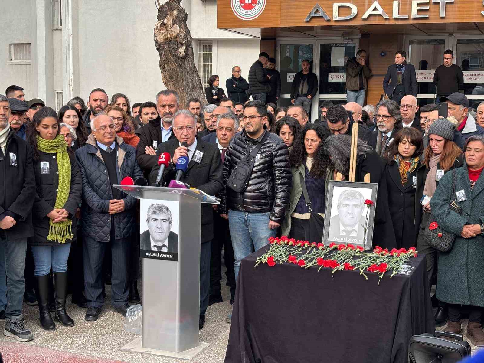 Eski İHD İzmir Şube Başkanı Ali Aydın son yolculuğuna uğurlandı
