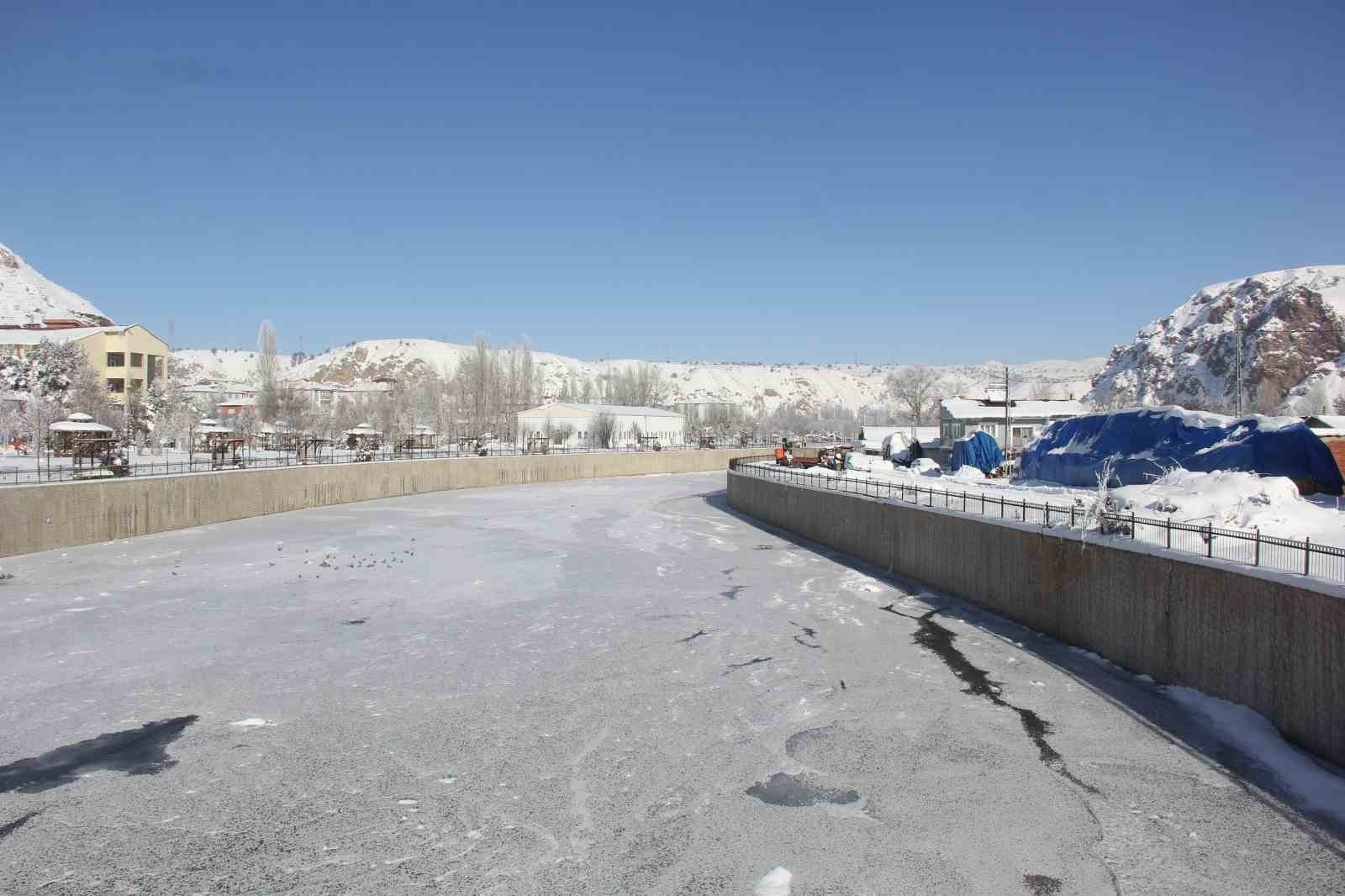 Eski kışlar geri geldi, Kızılırmak’ın yüzeyi kısmen dondu
