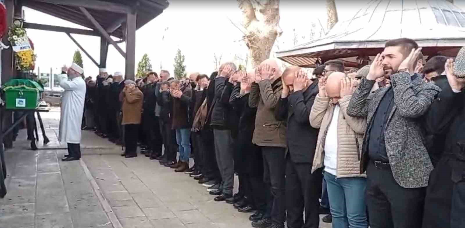 Eski milli futbolcu Tayfur Havutçu’nun vefat eden babası Sakarya’da toprağa verildi
