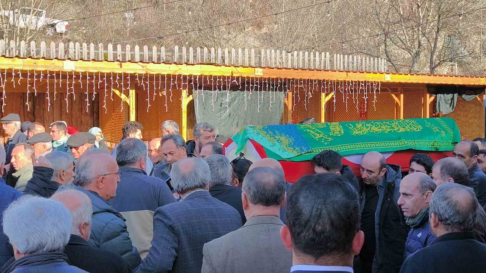 Eski milli kaleci Nurcan Çelik memleketinde son yolculuğuna uğurlandı
