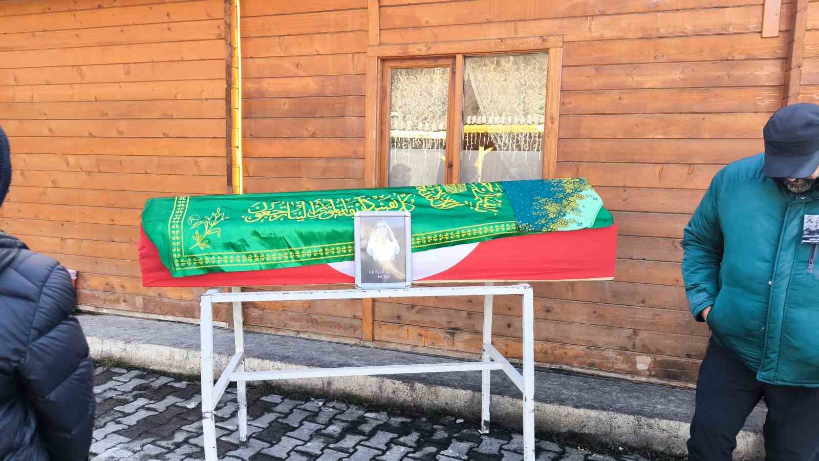 Eski milli kaleci Nurcan Çelik memleketinde son yolculuğuna uğurlandı
