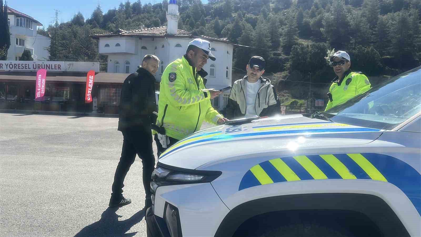 Eski plakasını kamyonetine taktı, 140 bin lira cezadan kaçamadı
