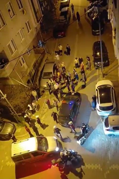 Eski sevgili evini bastı, binayı taşlayarak etrafa ateş etti; o anlar kamerada
