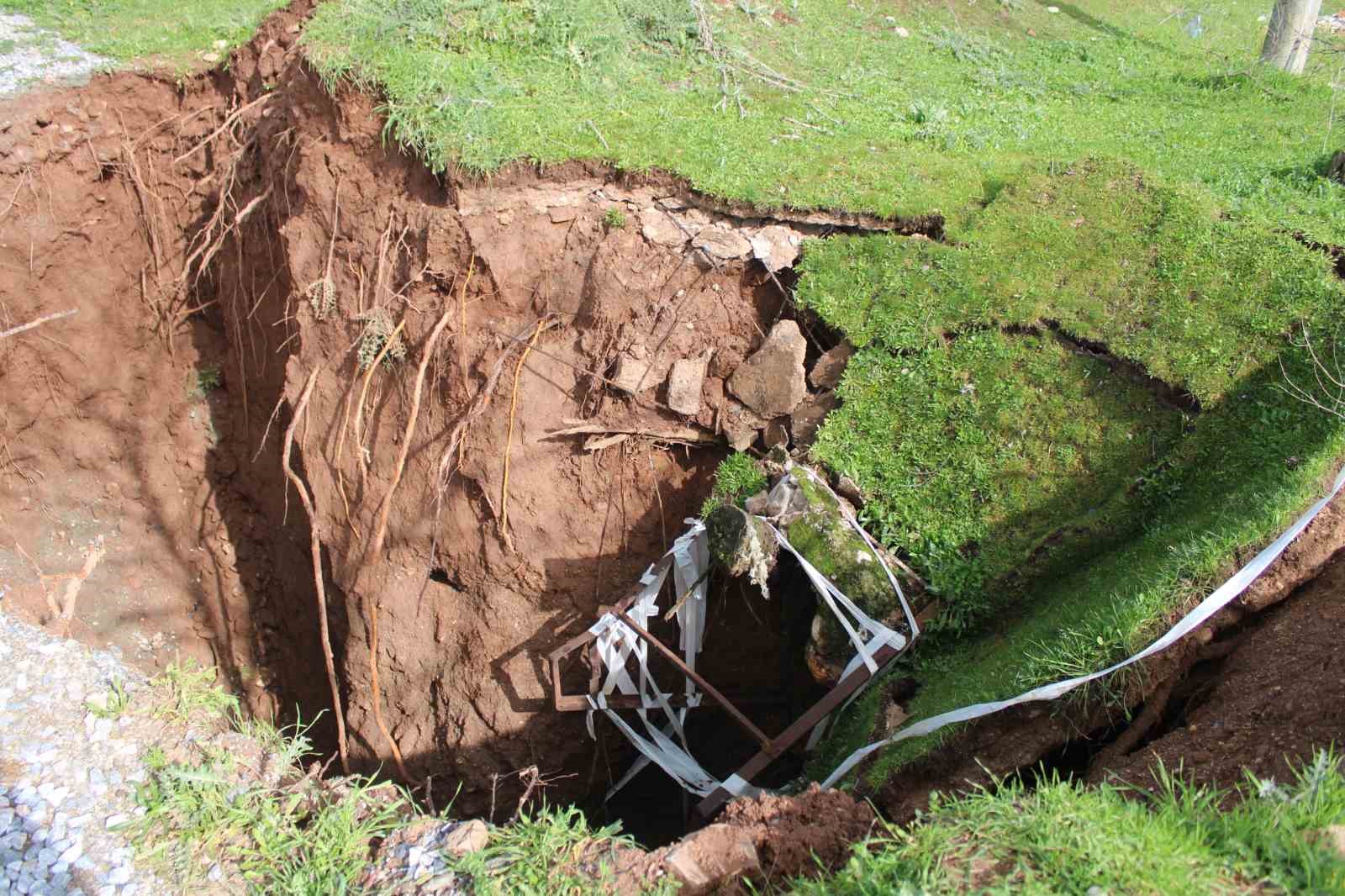 Eski su kuyusunun olduğu yol çöktü obruk oluştu
