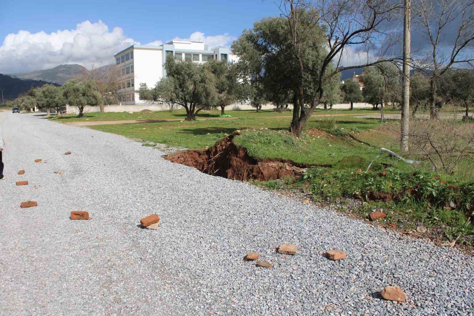 Eski su kuyusunun olduğu yol çöktü obruk oluştu
