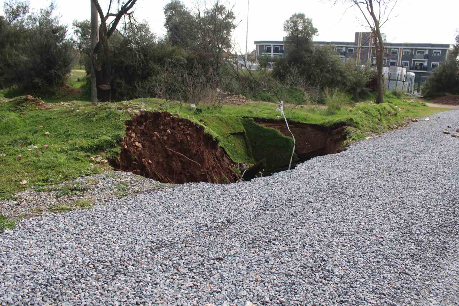 Eski su kuyusunun olduğu yol çöktü obruk oluştu
