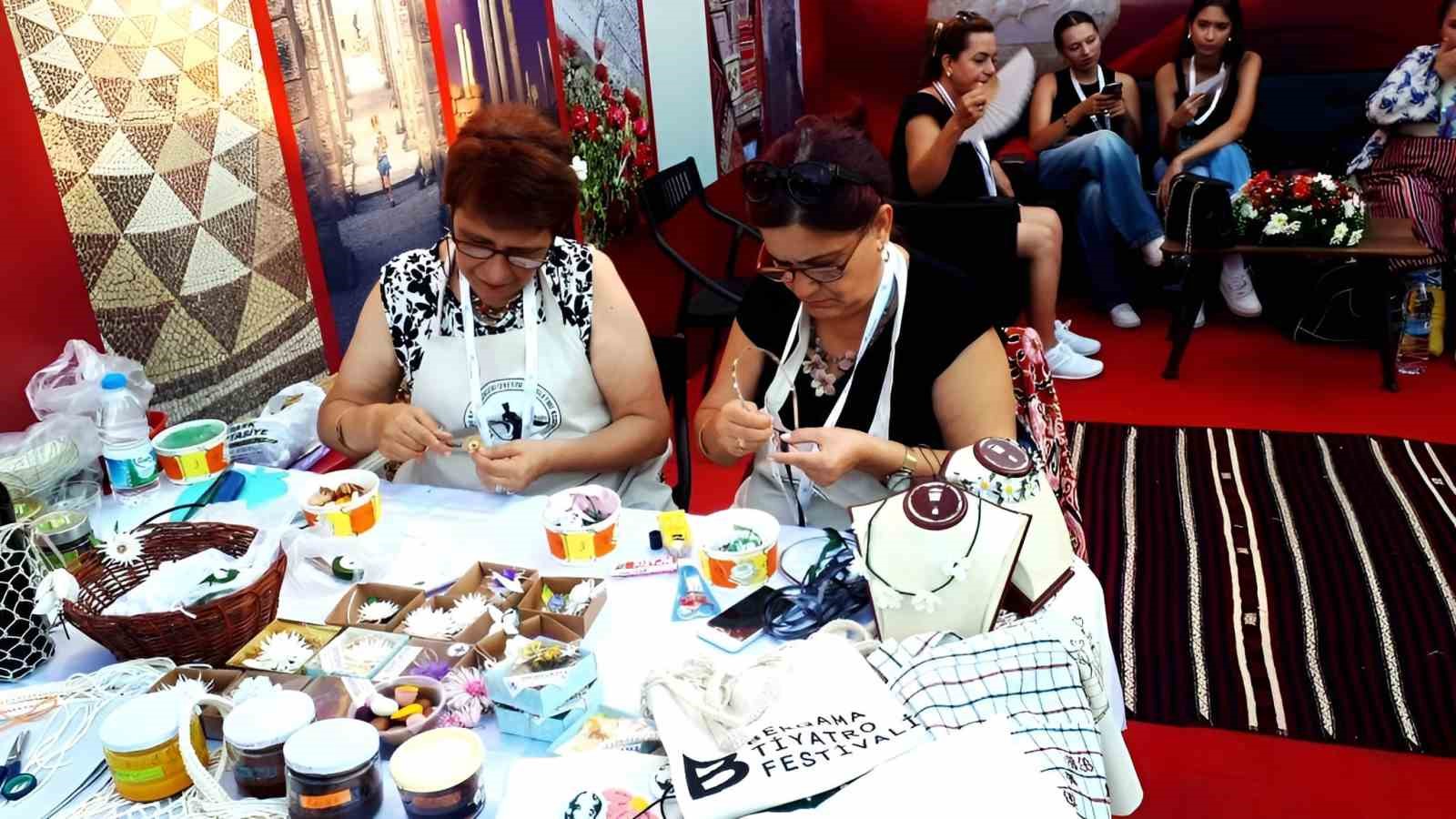 Eski usul alışveriş fileleri Bergama’da yenidan hayat buluyor
Eski usul alışveriş fileleri Bergama’da yenidan hayat buluyor
