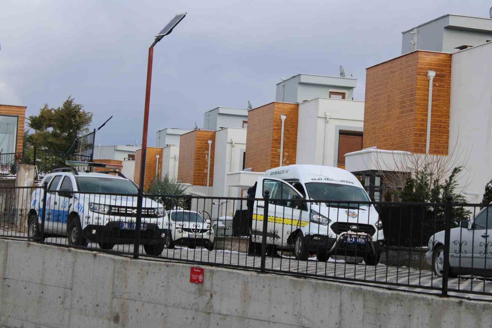 Eski ve yeni erkek arkadaşlar arasında bıçaklı kavga: 1 yaralı
