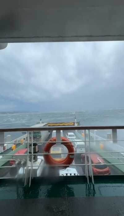 Eskihisar iskelesine yanaşamayıp sürüklenen arabalı feribot güvenli bölgede fırtınanın geçmesini bekliyor
