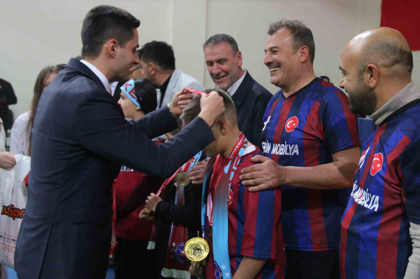 Eskil’de voleybol turnuvasının şampiyonu Kökezspor oldu
