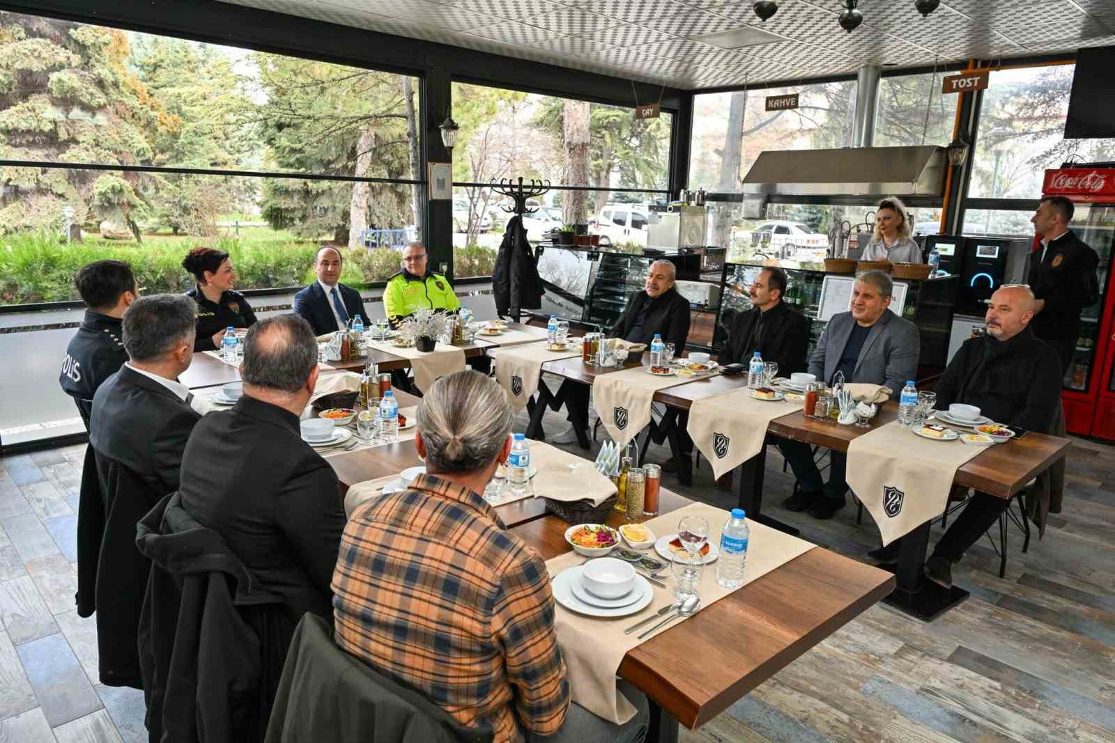 Eskişehir Emniyet Müdürü Tolga Yılmaz emekli personelle bir araya geldi
