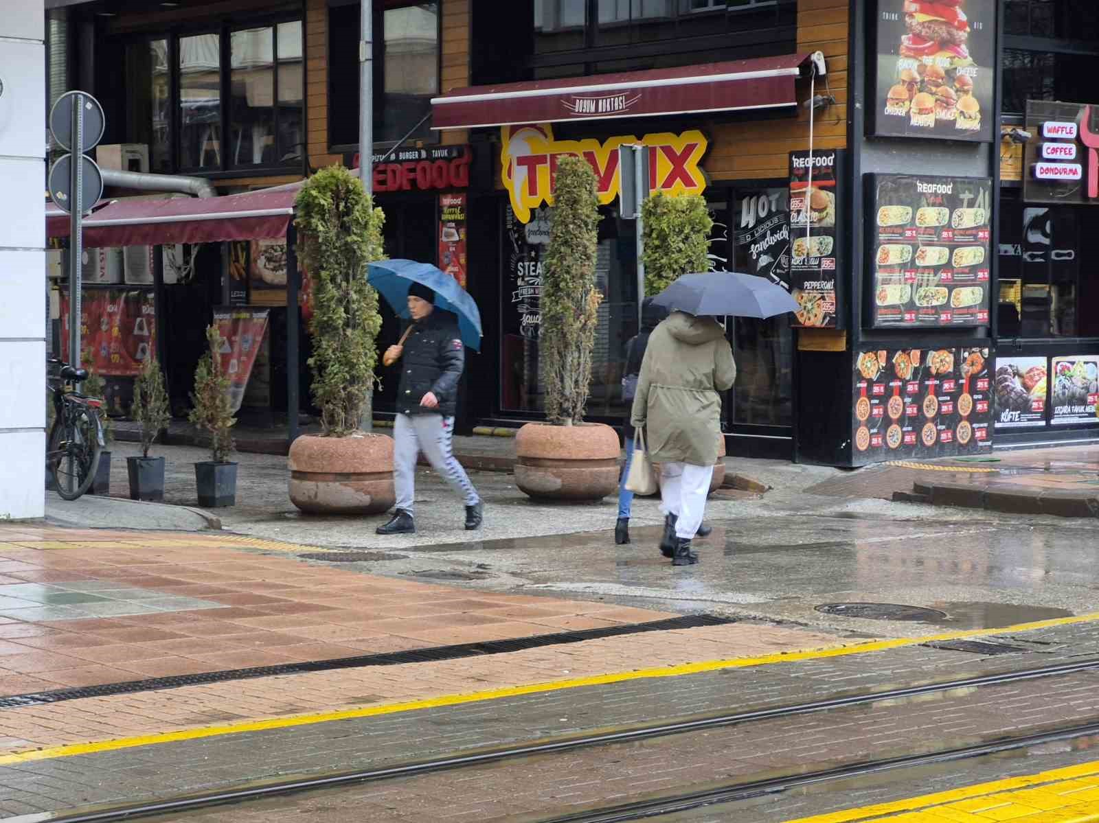 Eskişehir güne yağmurla başladı
