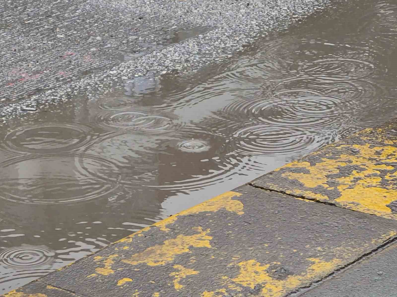 Eskişehir güne yağmurla başladı
