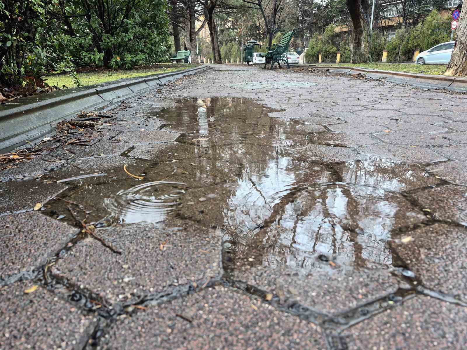 Eskişehir güne yağmurla başladı
