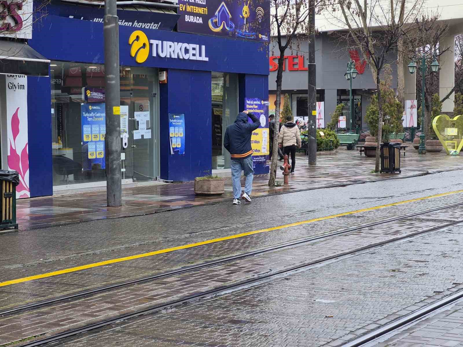 Eskişehir güne yağmurla başladı
