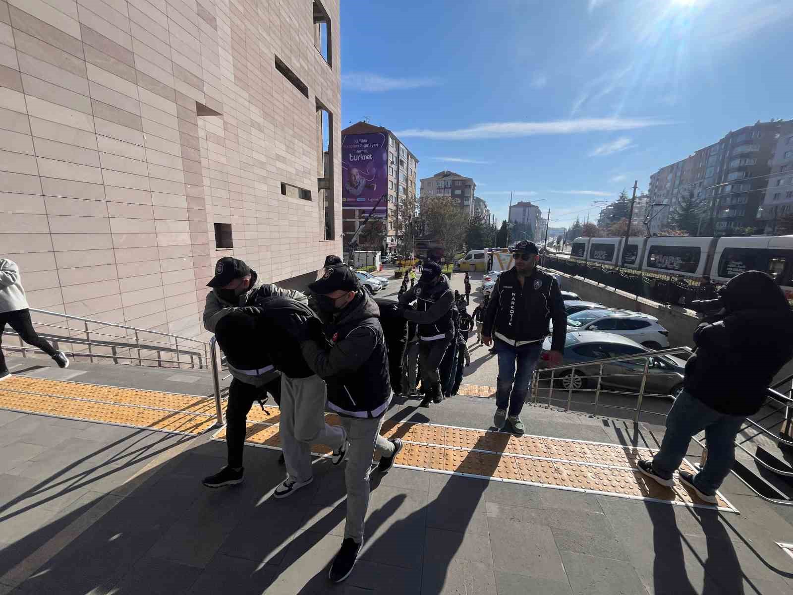 Eskişehir merkezli 6 ilde uyuşturucu operasyonu
Eskişehir merkezli 6 ilde uyuşturucu operasyonu