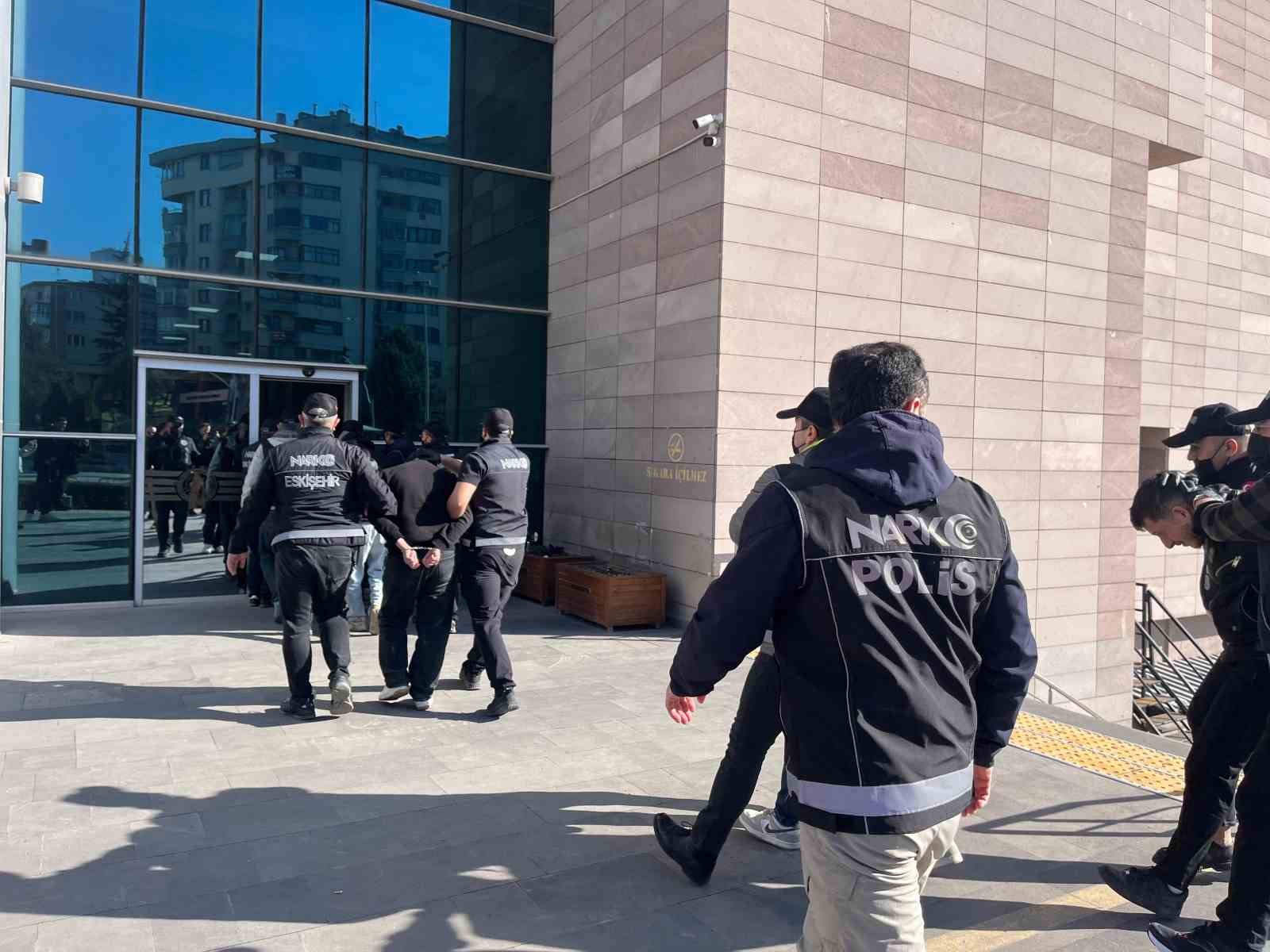 Eskişehir merkezli 6 ilde uyuşturucu operasyonu
Eskişehir merkezli 6 ilde uyuşturucu operasyonu