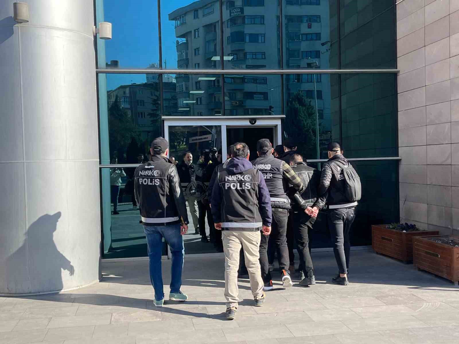 Eskişehir merkezli 6 ilde uyuşturucu operasyonu
Eskişehir merkezli 6 ilde uyuşturucu operasyonu