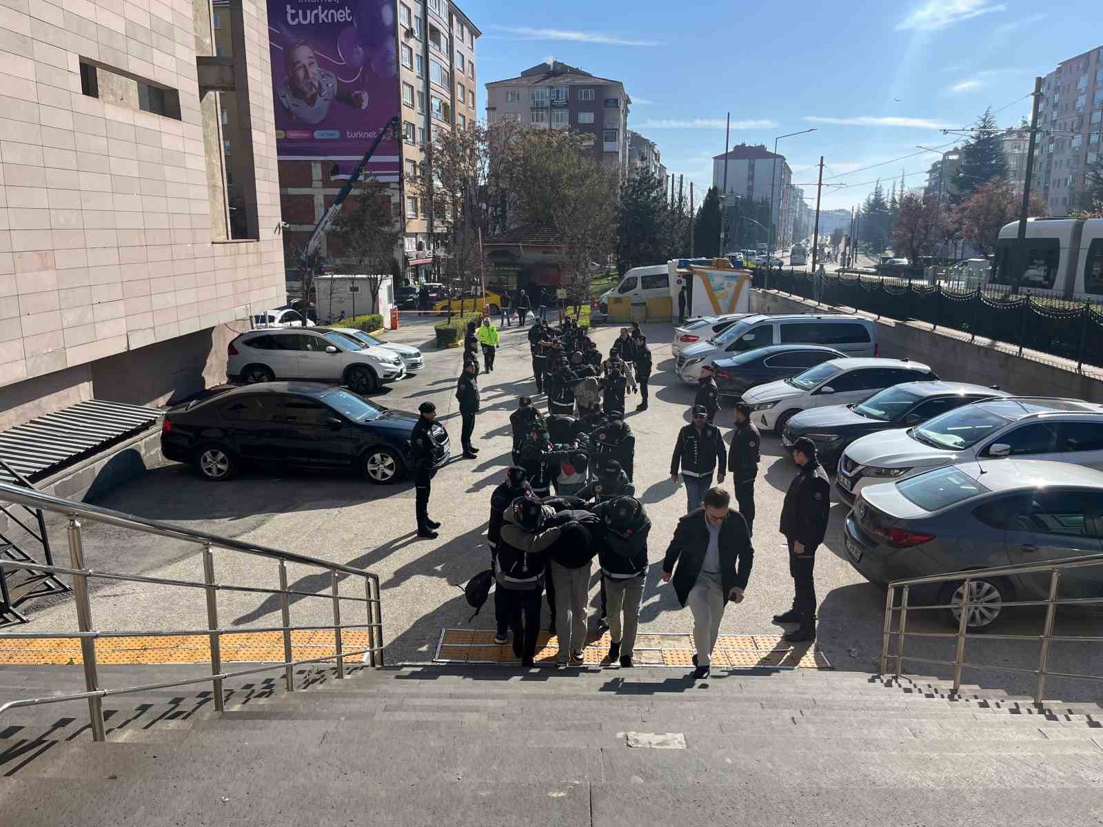 Eskişehir merkezli 6 ilde uyuşturucu operasyonu
Eskişehir merkezli 6 ilde uyuşturucu operasyonu