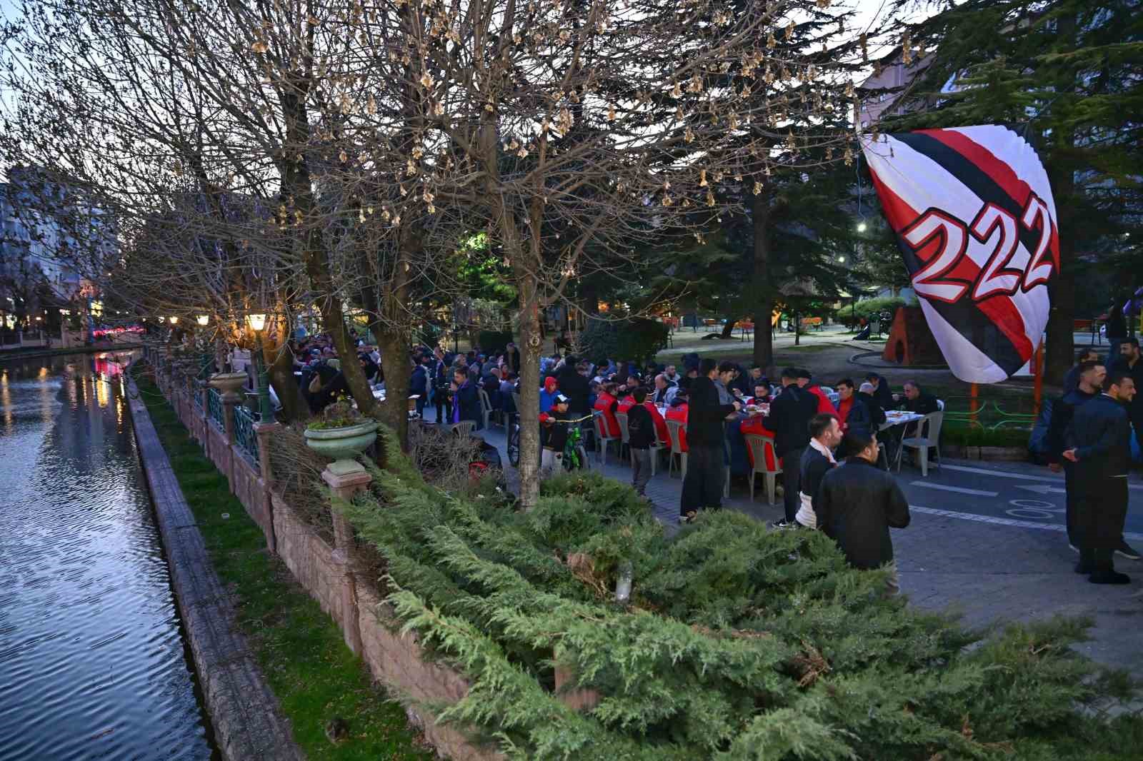 Eskişehir Taraftarlar Birliği Derneği tarafından iftar programı düzenlendi
